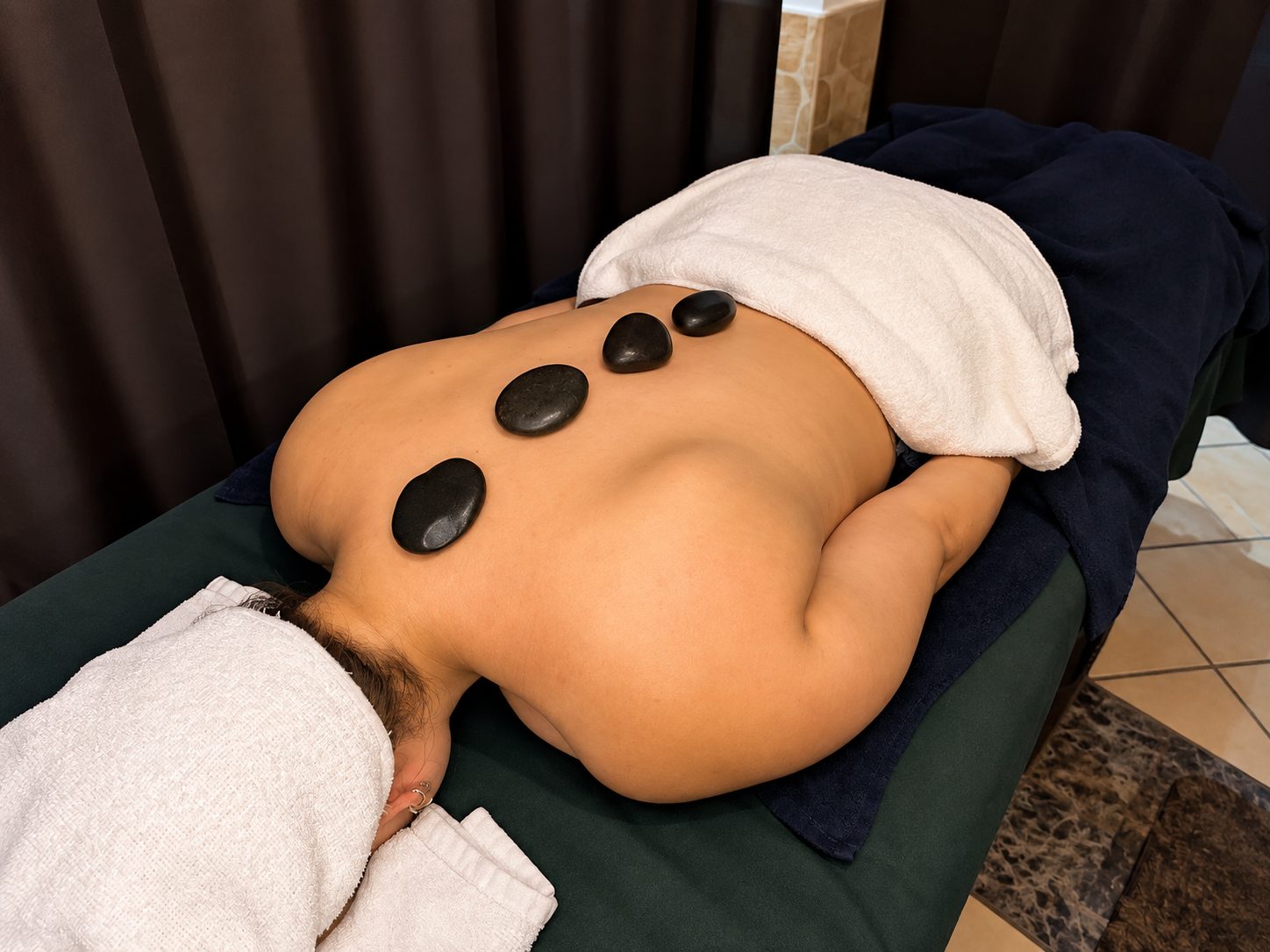 Masaje con piedras calientes en CHILL Spa